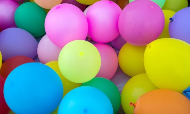What You Should Know Before Booking a Balloon Decorator