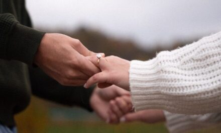 Fall Engagement Photos, Locations and Outfits That Work